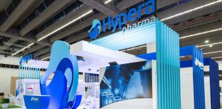 Stands da Hypera Pharma cum atrás do outro em galpão